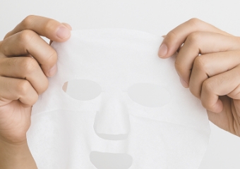 手でシートマスクを広げている様子